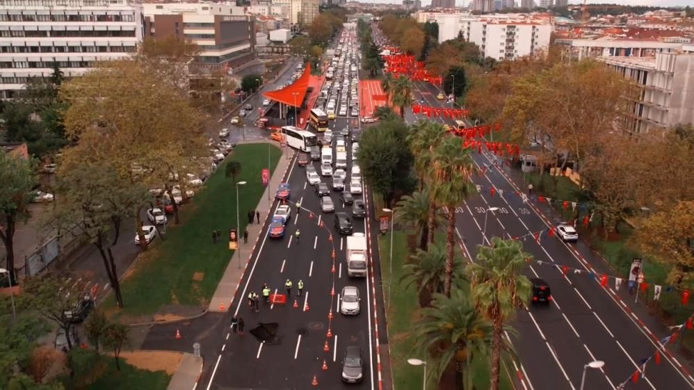 Yağmur, Vatan Caddesinde dev çukura yol açtı Yağmur, Vatan Caddesinde dev çukura yol açtı