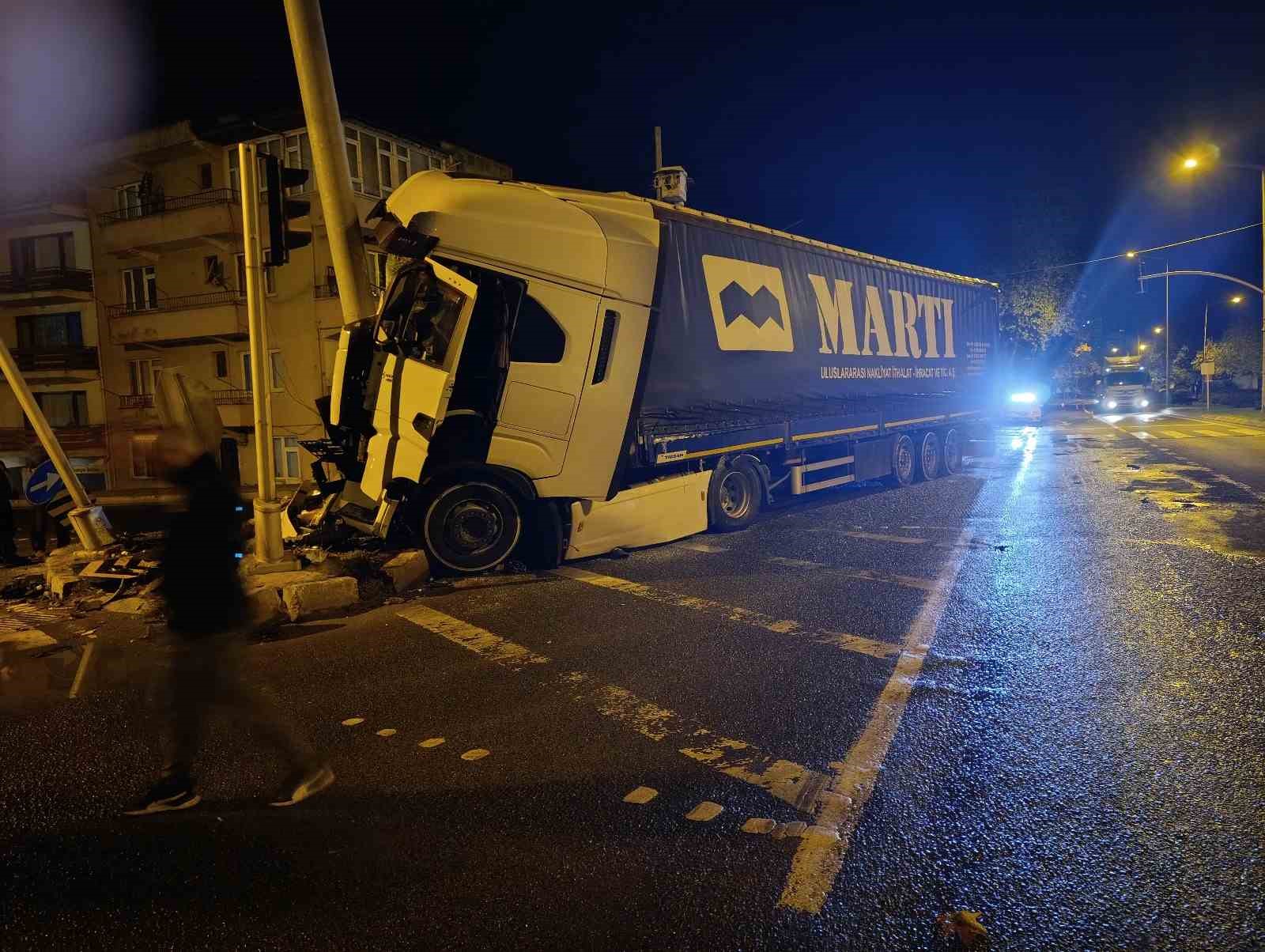 Ordu’da süt yüklü tır ve otomobil çarpıştı: 2 yaralı