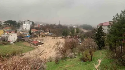 İçinde 3 çocuğun bulunduğu konteynerin sürüklenme anı kamerada