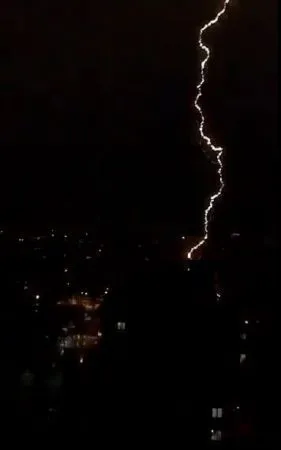 Gaziantep’te şimşekler geceyi gündüze çevirdi