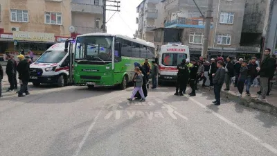 Özel halk otobüsü yaya geçidinde anne ve oğluna çarptı