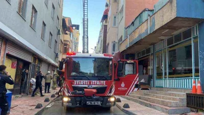 Beyoğlu’nda 4 katlı binanın çatı katı alev alev yandı