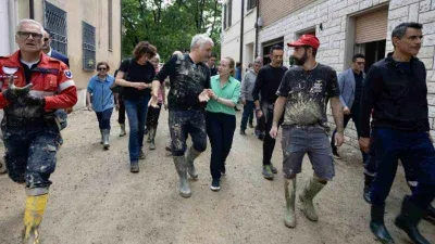 İtalyan Başbakan Meloni, çizmelerini giydi sel bölgesine gitti