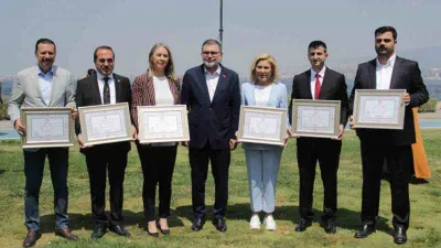 AK Parti’nin İzmir Milletvekilleri mazbatalarını aldı