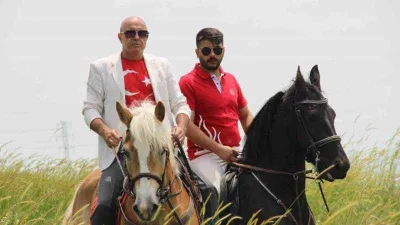 Atlarına binip oy kullanmaya gittiler