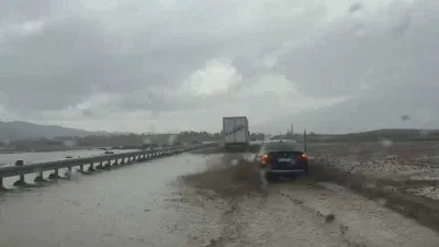 Türkiye-İran yolu sele teslim oldu