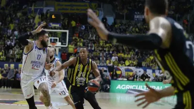 Euroleague’de Türk derbisini Fenerbahçe kazandı