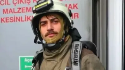 Yangına müdahale ederken düşen itfaiye eri hayatını kaybetti