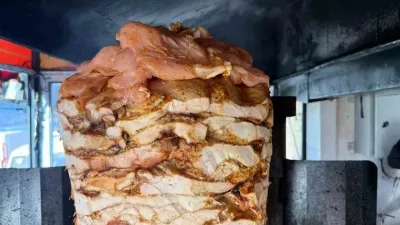 Pişmiş tavuk dönere çiğ tavuk takılması ölümcül olabiliyor