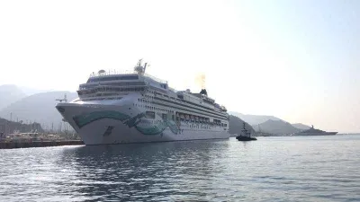 Dev yolcu gemisi Marmaris Limanı'na demir attı