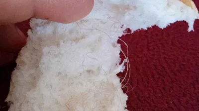 Alınan ekmeğin içinden bir avuç çuval ipi çıktı