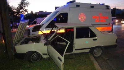 Mersin’de ambulans otomobille çarpıştı: 4 yaralı
