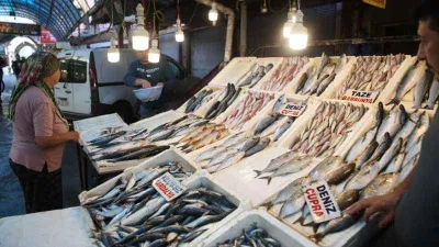 Tezgahlar balıkla doldu taştı, fiyatlar en alt seviyeye düştü