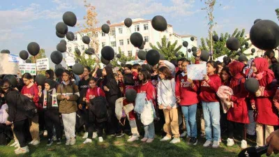Katledilen Filistinli çocuklar için gökyüzüne siyah balon