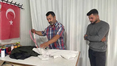 Depremzede terzi mesleğine konteynerde devam ediyor