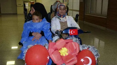 Ameliyata götürülen minik hastalara özel araç