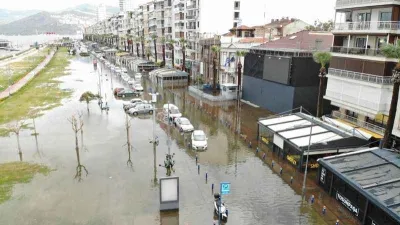 İzmir'de deniz taştı