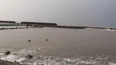 Trabzon'da fırtınada deniz kenarında fotoğraf çekitrmek isteyen 2 genç dalgalara kapılarak kayboldu