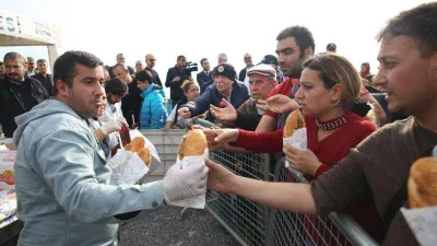 Karaduvar Balık Festivali'nde 12 ton balık dağıtıldı