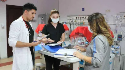 Premature doğduğu hastanede prematüre bebekler için çalışıyor