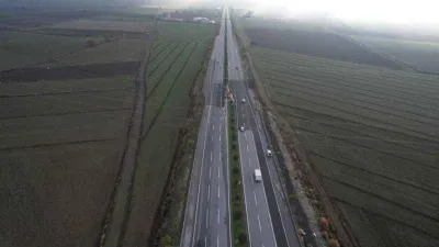 Depremin izi bu yolda hala var