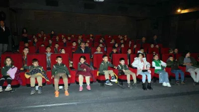 Çocuklar ilk defa bir sinema salonu gördüler
