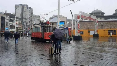 Fırtına Taksim’de vatandaşlara zor anlar yaşattı
