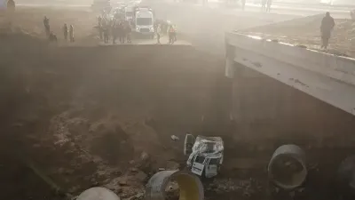 Tuzla'da servis minibüsü dere yatağına uçtu: 1 ölü, 14 yaralı