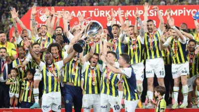 Fenerbahçe kupayı 5 yıldızlı formayla aldı