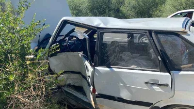 Uşak'ta iki otomobil çarpıştı: 2 yaralı
