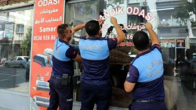 Mersin'de Arapça yazılı tabela ve reklamlar kaldırılıyor