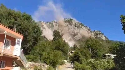 Deprem anında dağlardan dev kayalar koptu