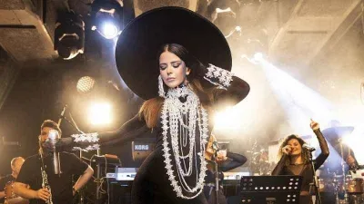 Yeni Şarkısını İlk Kez Hayranlarıyla Söyledi