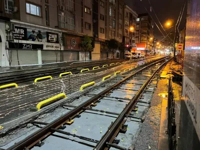 Tramvay yoluna giren otomobil raylarda sıkıştı